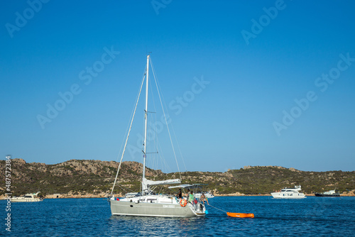Barca a vela al largo della Maddalena