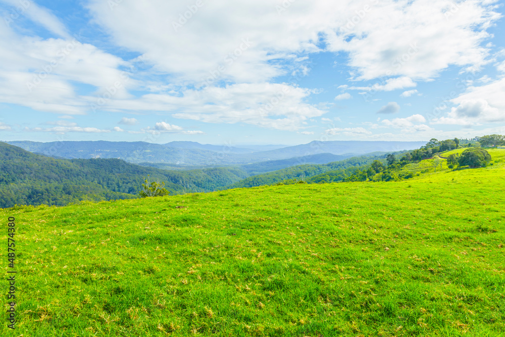 Blick in die Weite zu den Bergen über die Wälder