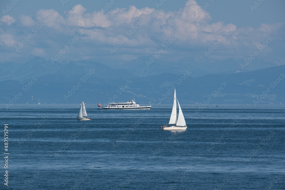 Bodensee mit Segelbooten und Schiff