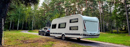 Foto Camping Urlaub Camper Wohnmobil und Wohnwagen in der Natur