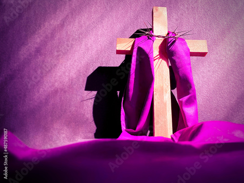 Fotografia Lent Season,Holy Week and Good Friday concepts - image of wooden cross in purple vintage background