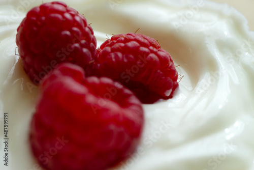 lamponi affogati nello yogurt greco macro photo