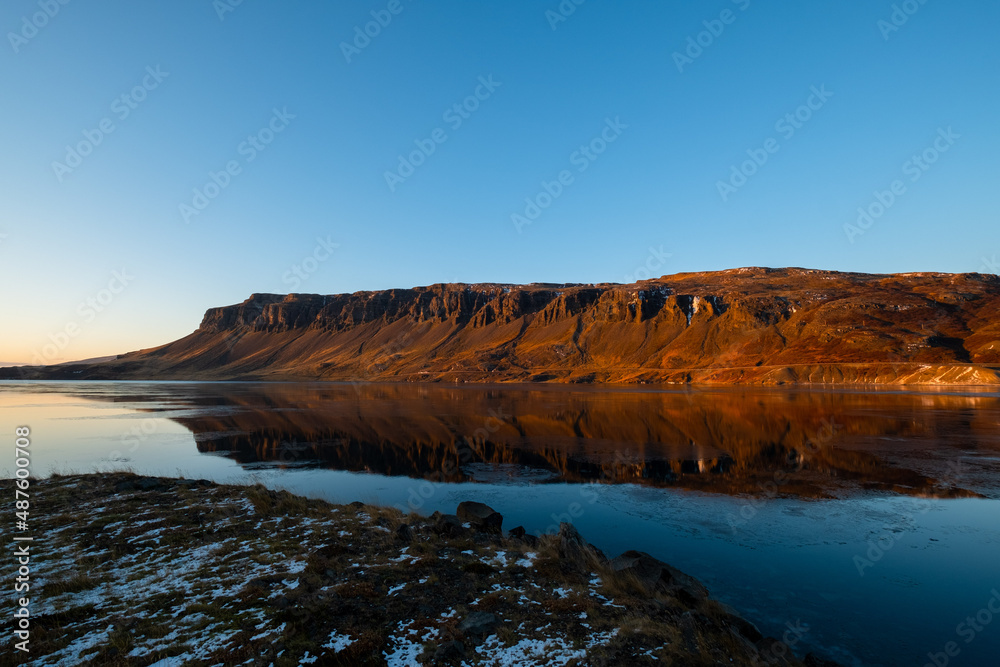 Abenddämmerung am Hvalfjörður/Hvalfjördur (Walfjord) mit dem Þyrill nahe Borgarnes. / Dusk at Hvalfjörður / Hvalfjördur (Walfjord) with the Þyrill near Borgarnes.