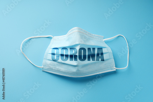 Medizinische Schutzmaske mit Schriftzug Corona