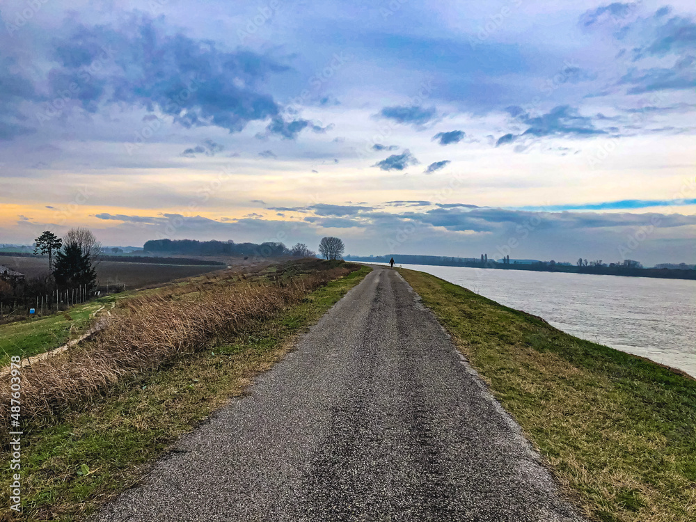 Fototapeta premium lungo il fiume Po