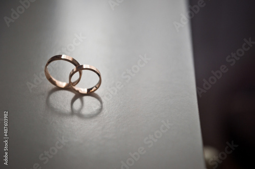 The rings of the newlyweds standing on the end of the table 4259.