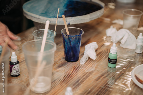 The process of creating decorative products from epoxy resin and pigmen