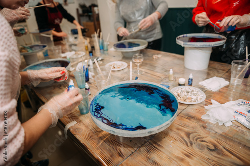 The process of creating decorative products from epoxy resin and pigmen