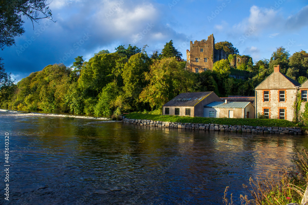 Obraz premium Ardfinnan castle overlooking the Suir River