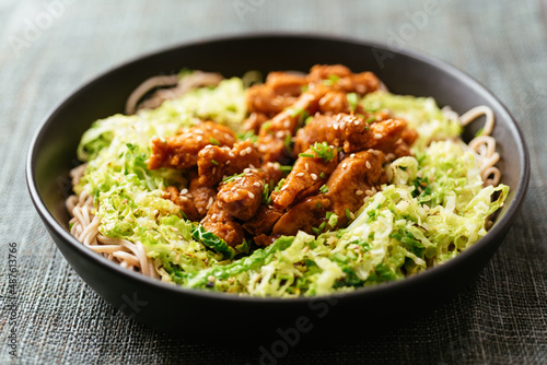 Fotografía Spicy soy curls on shredded savoy cabbage, served with buckwheat noodles