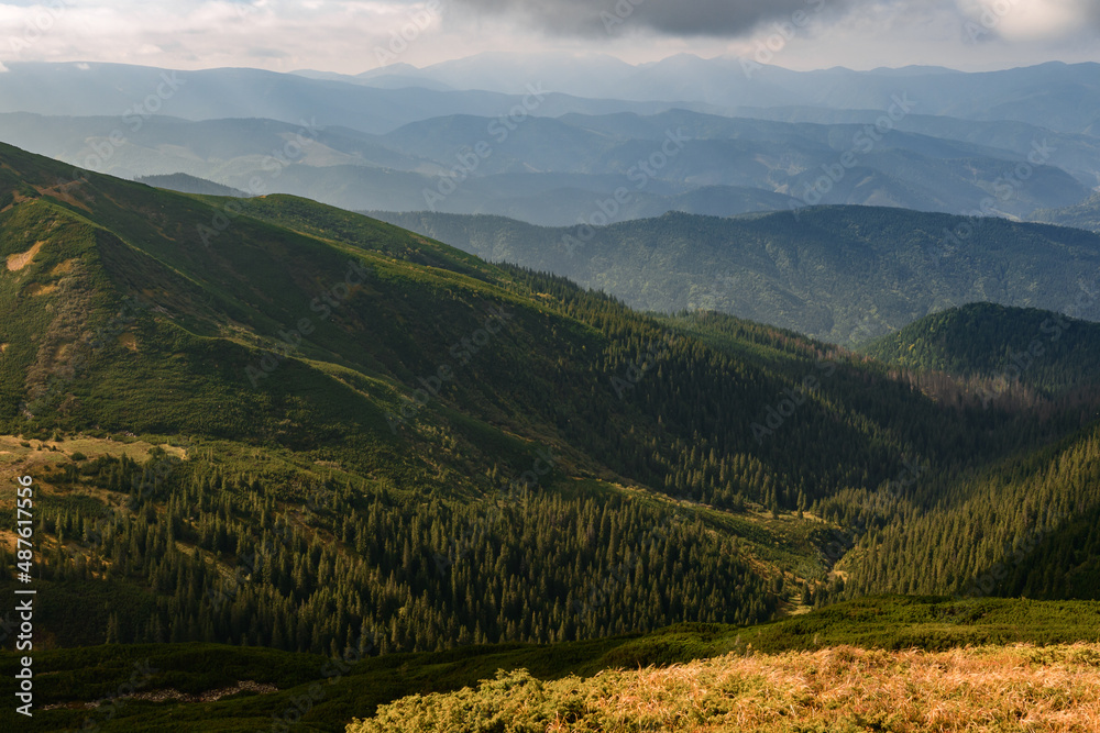 Obraz premium Landscapes in the mountains during autumn, hiking trails in the Carpathians, picturesque and authentic landscapes.