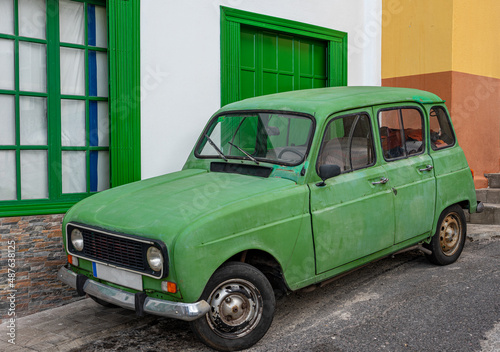 Renault R4 Oldtimer Auto aus Frankreich im VALLE GRAN REY, LA GOMERA, Kanarische Inseln: im pittoresken Künstlerdorf El Guro photo