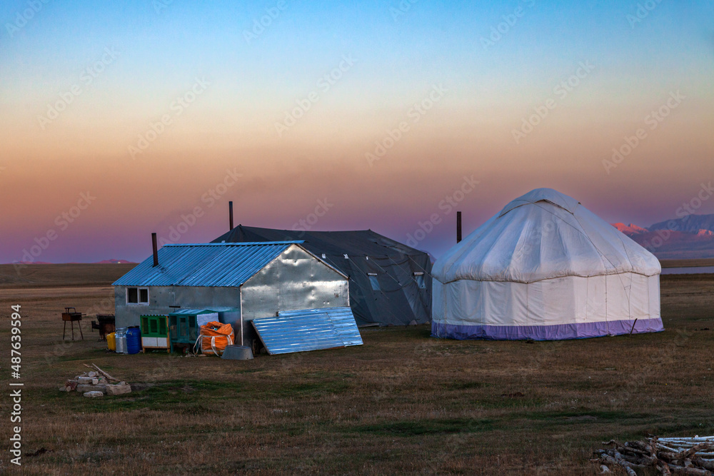 Camp nomade de yourtes et de tentes pour les bergers kirghiz à Son Kul au soleil couchant