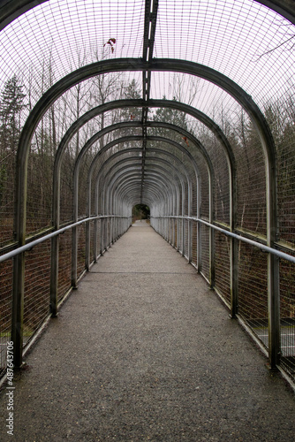 ponte de pedestre coberta com tela
