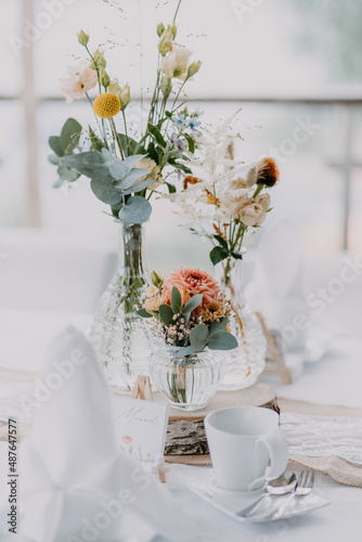 Florale Deko Blumen auf Hochzeit © weddinglove