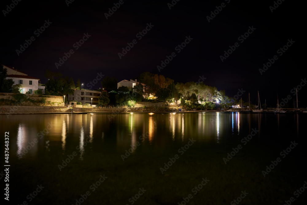 Blick auf den Strand Punta Di Galetto bei der Altstadt von Krk an der Adria in Kroatien in der Nacht