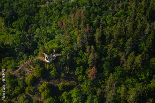 Fotografie An old abandoned rotunda near the sanatorium at the Borjomi mineral water resort in Georgia in summer