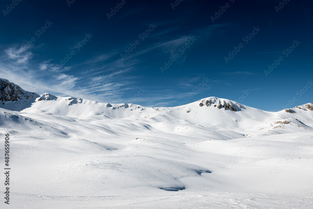 l'ascesa sulla neve al rifugio sebastiani da campo felice, in una giornata soleggiata