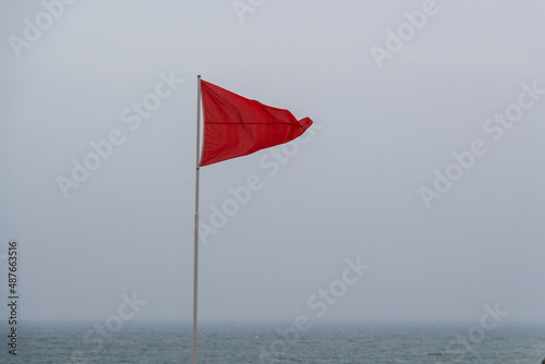 Φωτογραφία Red flag in Ris beach in Douarnenez