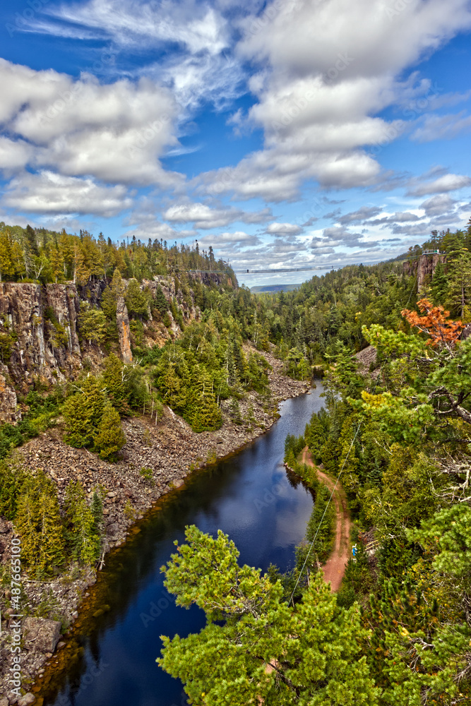 Obraz premium Little stream joining the lake between the Canyon - Thunder Bay, Ontario, Canada
