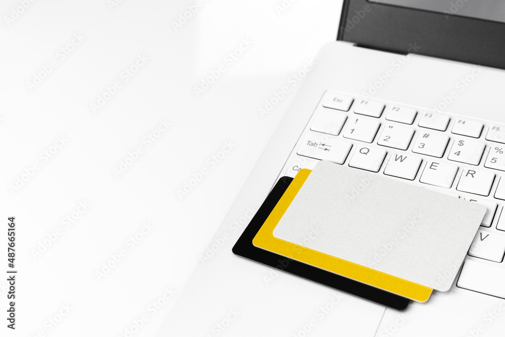 ノートパソコンのキーボードとクレジットカード、金融イメージ ノートパソコンのキーボードとクレジットカード、金融イメージ
