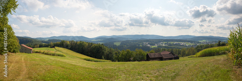 Obraz na plátne rural landscape Bayerischer Wald, green pasture and huts, lower bavaria