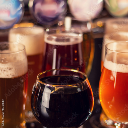 Fotografía porter dark beer on wooden table square