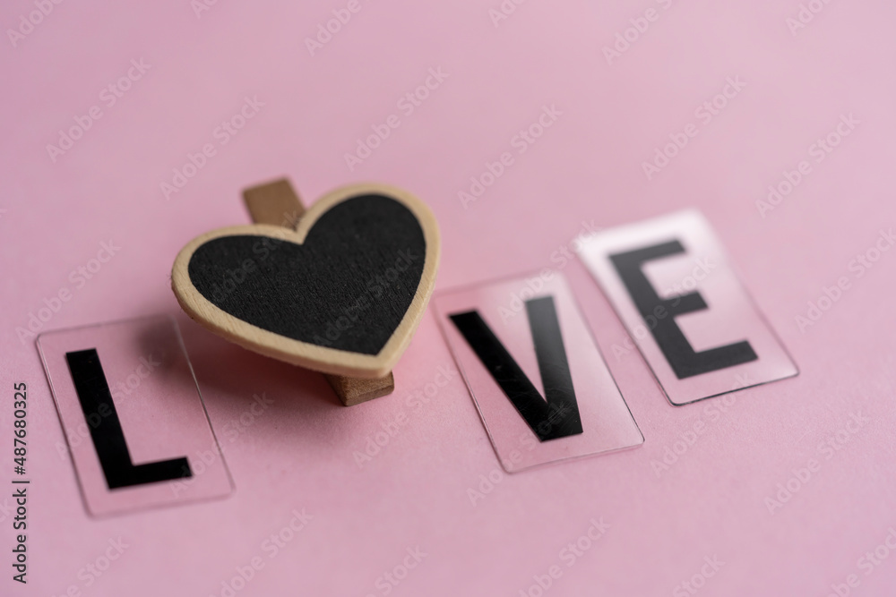 letras formando la palabra LOVE con un corazón en el centro y fondo ...