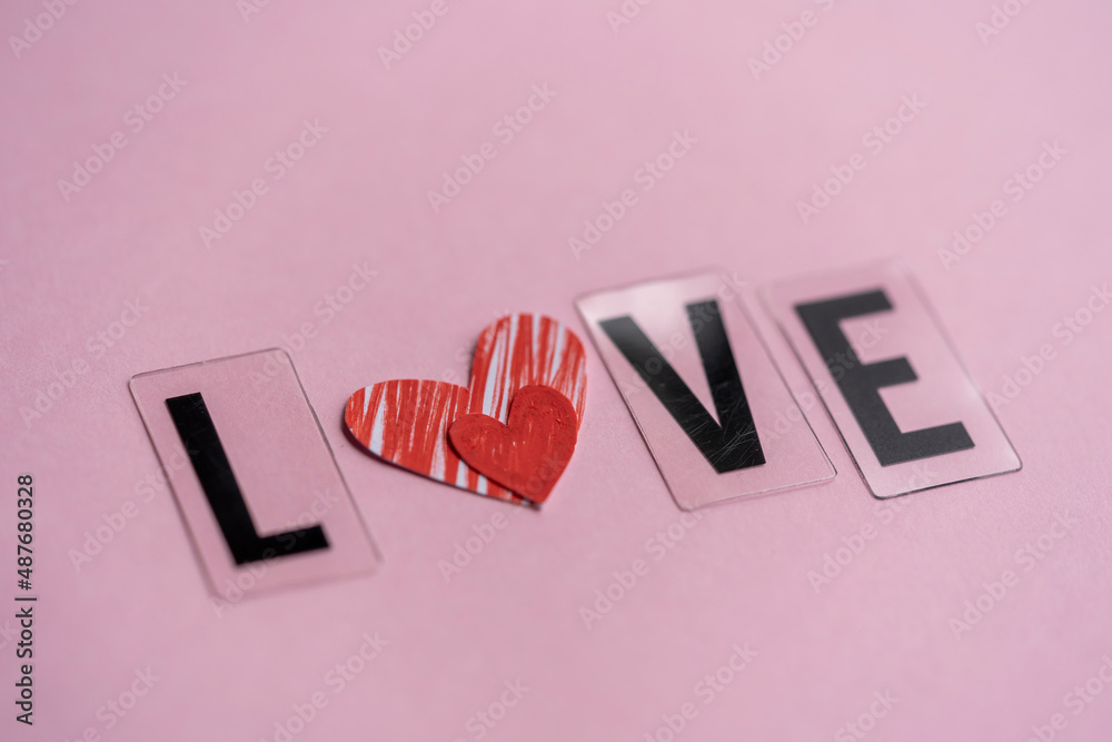 letras formando la palabra LOVE con un corazón en el centro y fondo ...