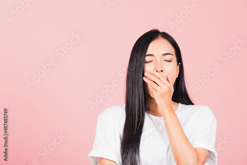 Billede på lærred Portrait Asian beautiful young woman emotions tired and sleepy her yawning cover