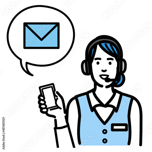 スマホを持ってメールの説明をしているオペレーターの若い女性
