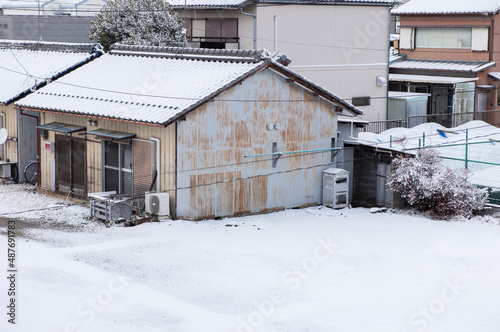空き家と雪景色。雪の白い文字スペースがある素材。 © lastpresent