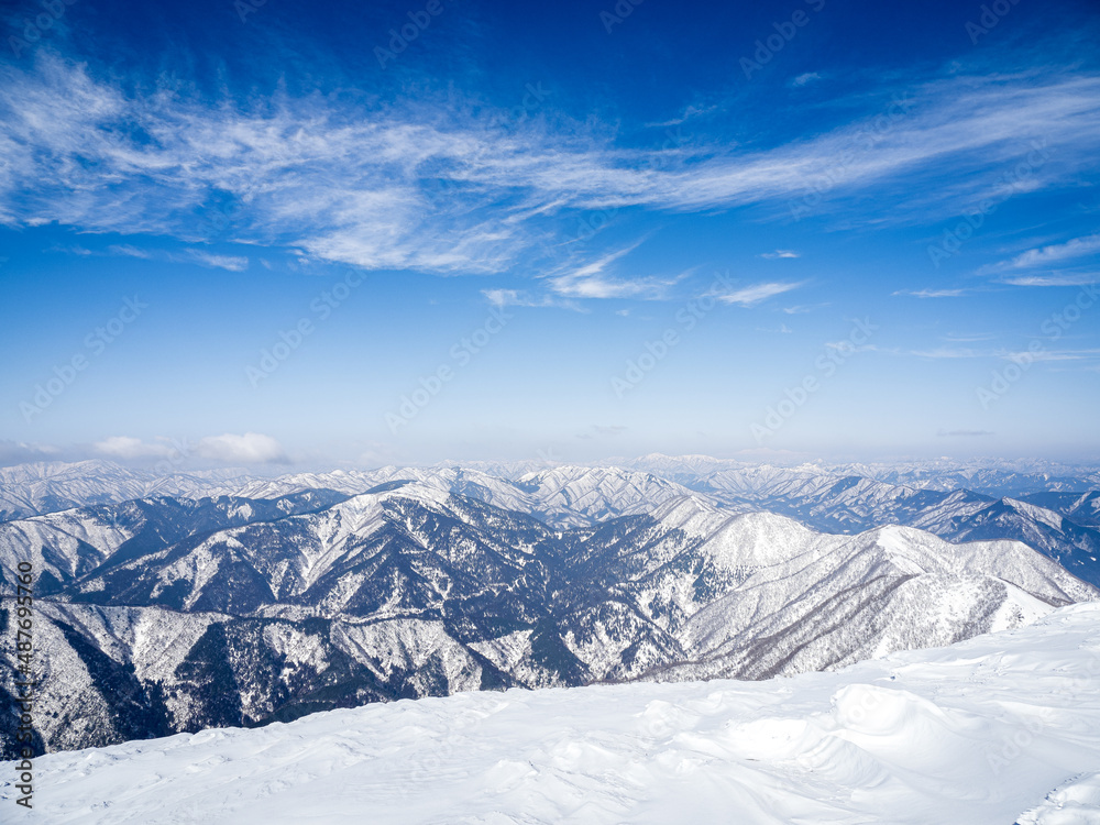 雪の伊吹山山頂からの白山方面の眺望