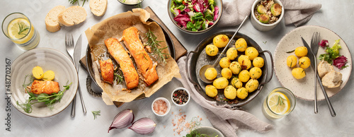 Tableau sur toile baked salmon with potatoes