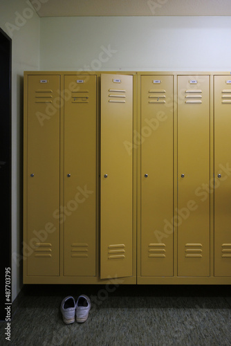 Foto yellow lockers and a pair of shoes stand in a locker room