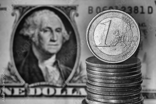Foto Euro and Dollar Exchange Rate Coin And Bill Relationship Black and White Macro