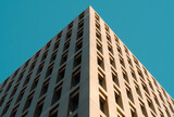 Contrapicado de edificio moderno limpio y minimalista de oficinas como una pirámide en la ciudad de la justicia