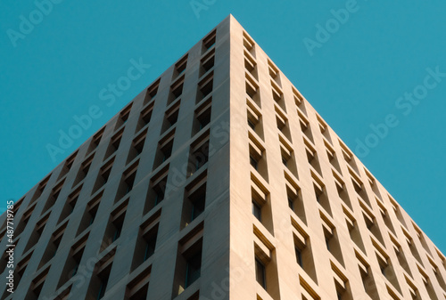 Contrapicado de edificio moderno limpio y minimalista de oficinas como una pirámide en la ciudad de la justicia photo