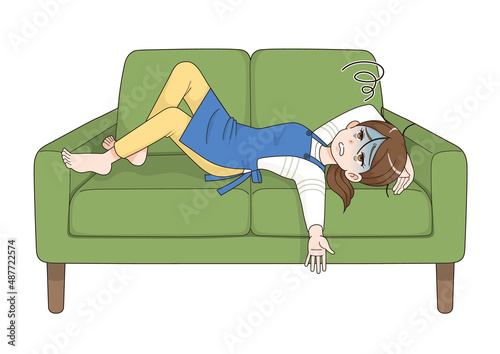ソファでぐったりする主婦