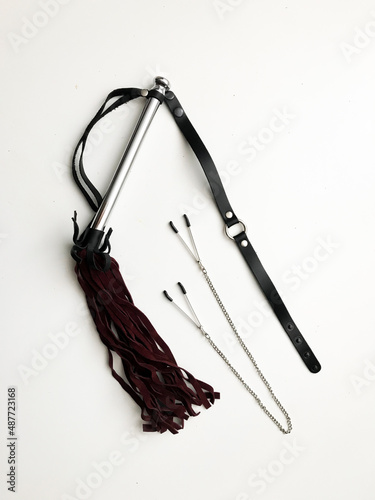 Cuadro en lienzo Set of black leather collar, nipple clamps, velvet whip