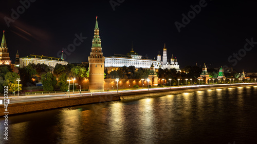 Das beleuchtete Moskau bei Nacht mit der Moskwa im Vordergrund und dem Kreml samt Mauer, Türmen, Kirche und Palast im Hintergrund photo