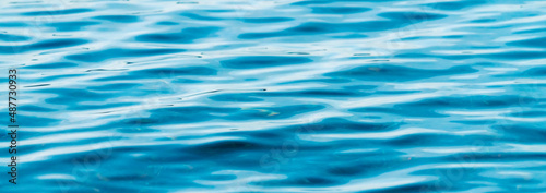 Blurred waves on a water surface © DZiegler