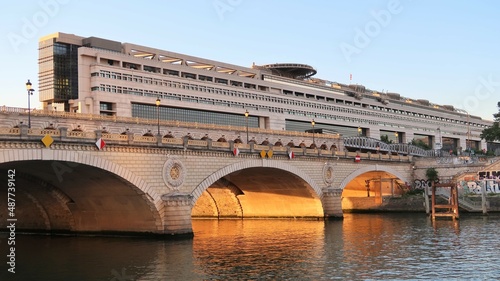 Ville de Paris, pont de Bercy sur la Seine, au soleil couchant, avec le bâtiment du Ministère de l'Économie et des Finances français en arrière-plan (France) photo