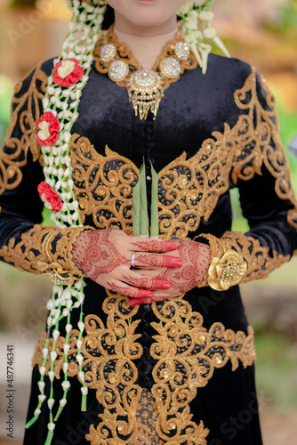 hands of the woman with henna at her wedding 