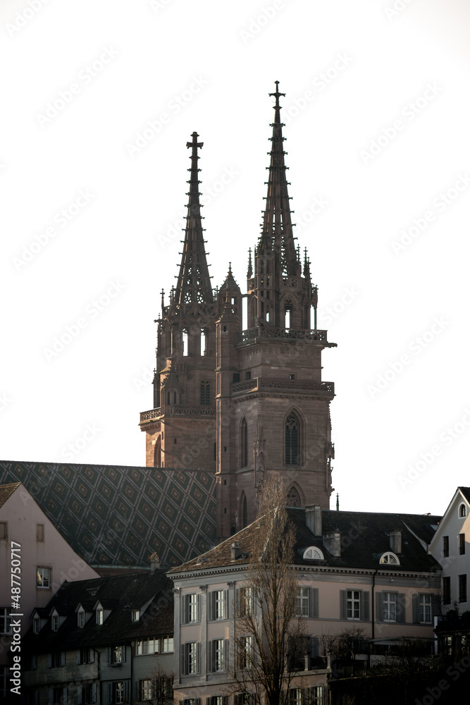 Münster Kirche in Basel mit etwas morgen Sonne