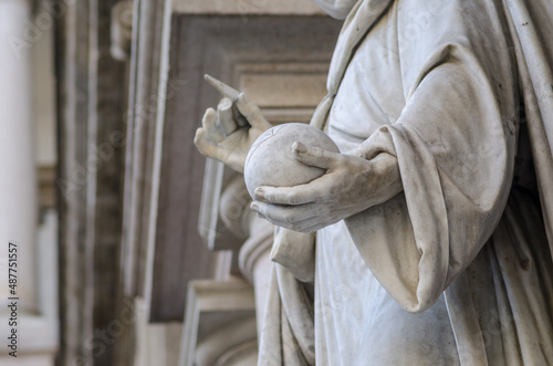 Fotografi detail of a marble sculpture with a hand holding a sphere-world, geometric space