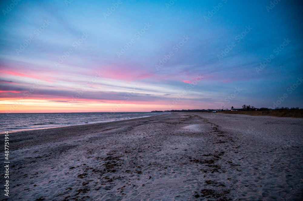 weidenhäuser strand an der ostsee beim ostseeresort olpenitz bei sonnenaufgang mit grandioser morgenröte