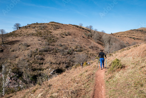 Turistas a caminhar na montanha de Artzamendi em Itxassou no País Basco photo