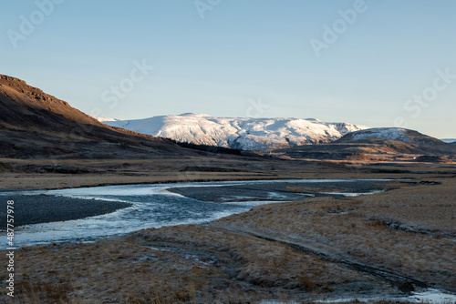 Flussauf des Lax   mit den Bergen   rafell und H  degisfjall im Westen Islands.   River Lax   with the mountains   rafell and H  degisfjall in the west of Iceland.