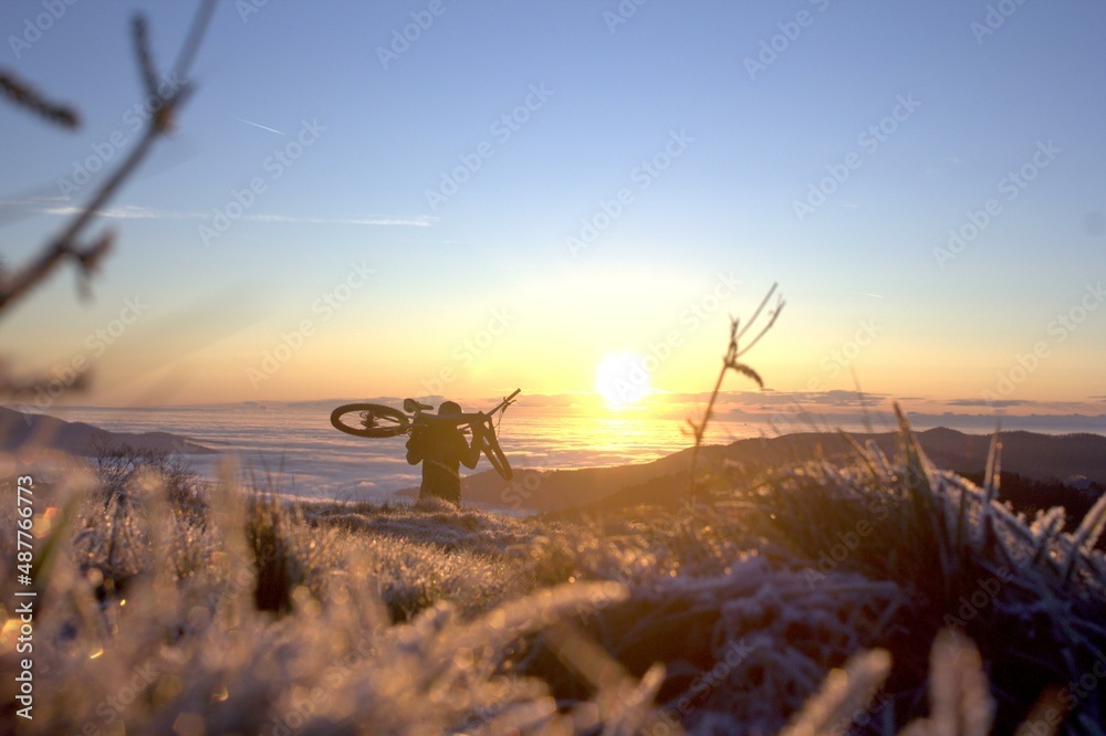 VTT vélo de montagne sports extrêmes à l'aube dans le froid magnifique paysage